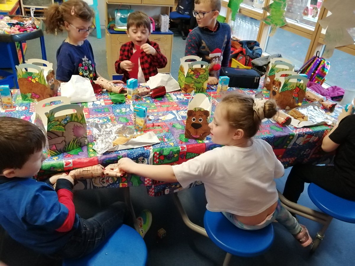DinningAli's tweet photo. @EPClass1 
We also had our Christmas Lunch today. 🎅🦌🎄🎅🦌🎄🎉 https://t.co/j0PkKaOYbF