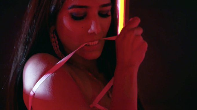 Watch Poonam Pandey's leaked NSFW photo on TwXstars