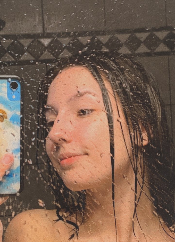 baileyheinke's tweet photo. this is how i look after a 3:00 am shower https://t.co/4d5e3zHY3W