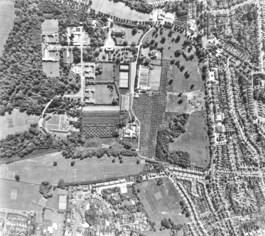 bethlemmuseum's tweet photo. Join Dr Gillian Allmond (@historicasylums) as she starts a two-part blog series looking at the ‘villa-style’ of building that inspired the construction of today’s Bethlem Hospital at Monks Orchard - https://t.co/0rjRi1SEy4
Shown here is an aerial view of Bethlem c.1970 https://t.co/QOIa48SBNj