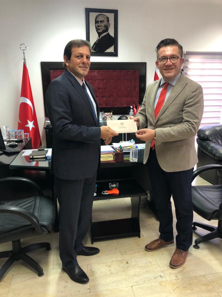 Girne Kaymakamı Sn.Sinan Güneş pandemi dönemi boyunca Girne’de farkındalık yaratan sosyal sorumluluk çalışmaları ve Girne Kaymakamlığına sağladığı  desteklerden dolayı Mütevelli Heyet Başkanımız Sn. Selman Arslanbaş’a Teşekkür Belgesini takdim ettiler.