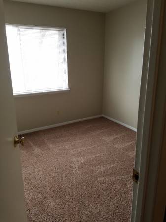 LoftCollegeHill's tweet photo. We currently have available units at our Washburn North location as well! Both studios and one bedrooms. 
Very affordable for students! 
Washburn North tenants have access to the College Hill amenities. These are secure entry apartments with nightly security onsite. https://t.co/Pr2mwxzZN4
