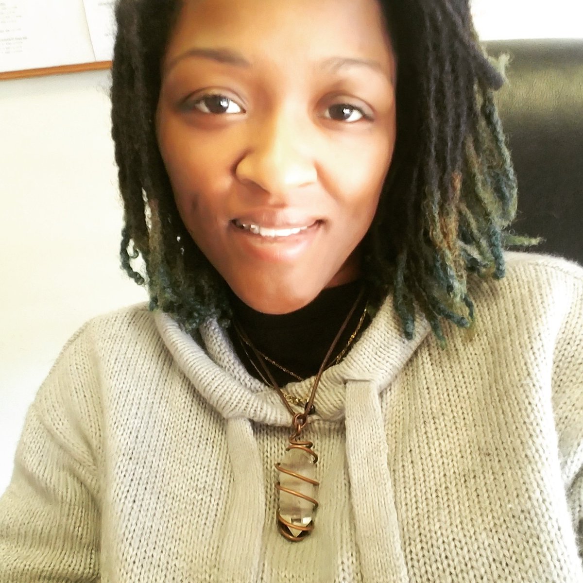 CrossNetia's tweet image. Me and my one and a half eyebrows say HAPPY FRIDAY lol!! 
#TGIF #ItJustWontDoRight