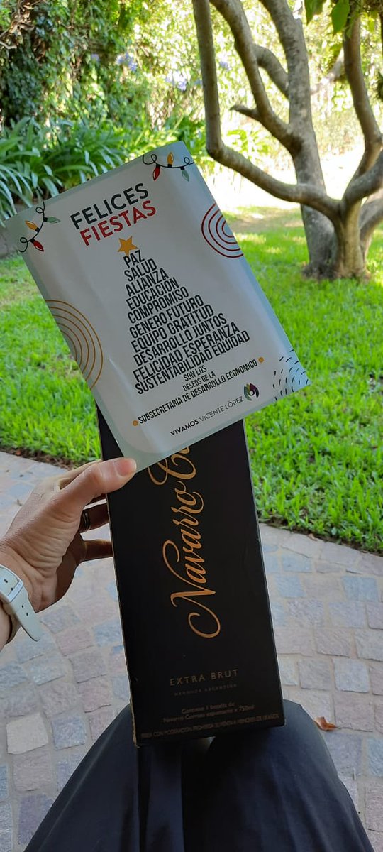 LMiedziak's tweet photo. Cerrando el año junto al grupo de #ResponsabilidaSocial a @belenalonsorse de @VivamosVL y @jorgemacri. Gracias!! Con este regalito se lleva mejor la virtualidad! https://t.co/LdT3vOeEjd