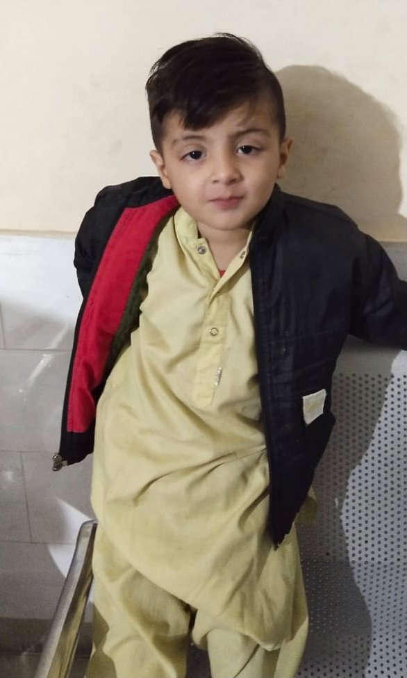 Samarjournalist's tweet photo. #کراچی ۔یہ بچہ #بلدیہ گلشن غازی سے ملا ھے۔اس کی والدین کے بارے میں کسی کو کچھ معلوم ھو تو  #اتحادٹاؤن تھانے  سے رابطہ کریں۔ شکریہ https://t.co/RGCjRge2oR