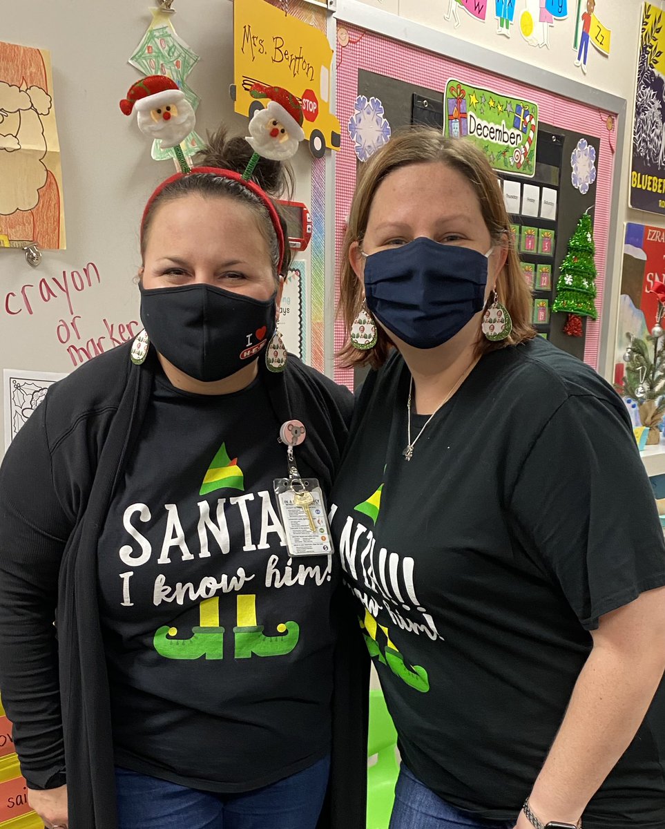 Mrs_CJohnsonK's tweet photo. “Santa, I know him, I know him!” 

#kuehnlekoalaholidays @kuehnlekisd @kleinisd https://t.co/UndVOylszi