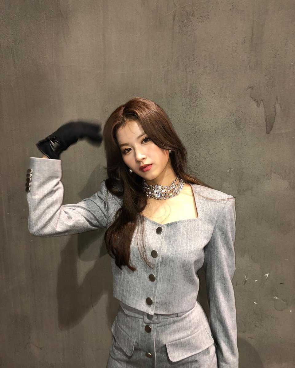misanapic's tweet photo. ↳ She’s hot 

 🏷 : #Sana #사나 #Twice #트와이스 https://t.co/VwMYHAvkV9