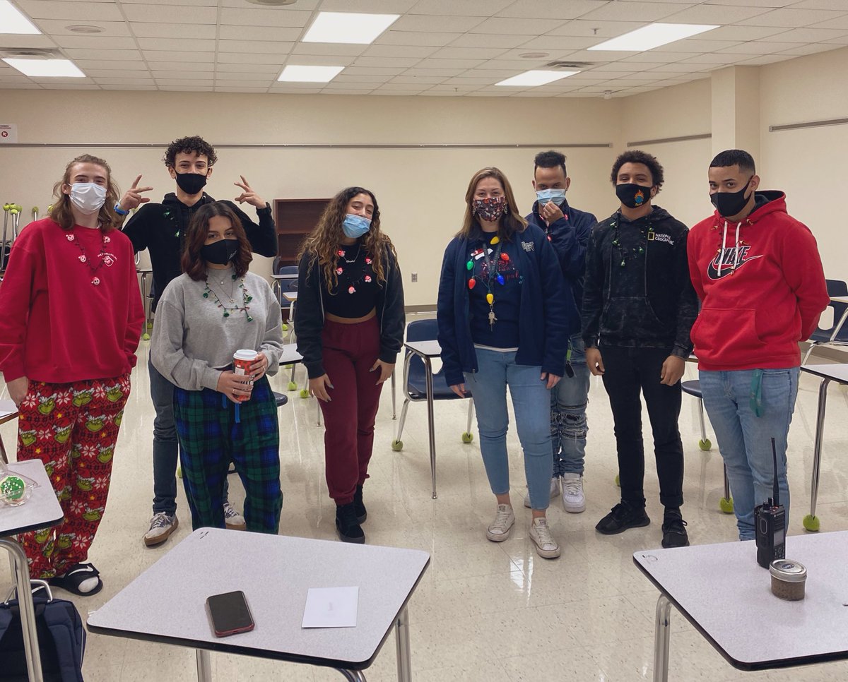 DonielleGee's tweet photo. We #RiseToThrive! 🤓 I am so proud that in just a few weeks of meeting together, setting goals and making commitments, each of my adopted seniors is now closer to the required GPA and consistently attending all of their classes. The countdown to graduation is on! 🎓#APILife 💙 https://t.co/VswxxHXDBv
