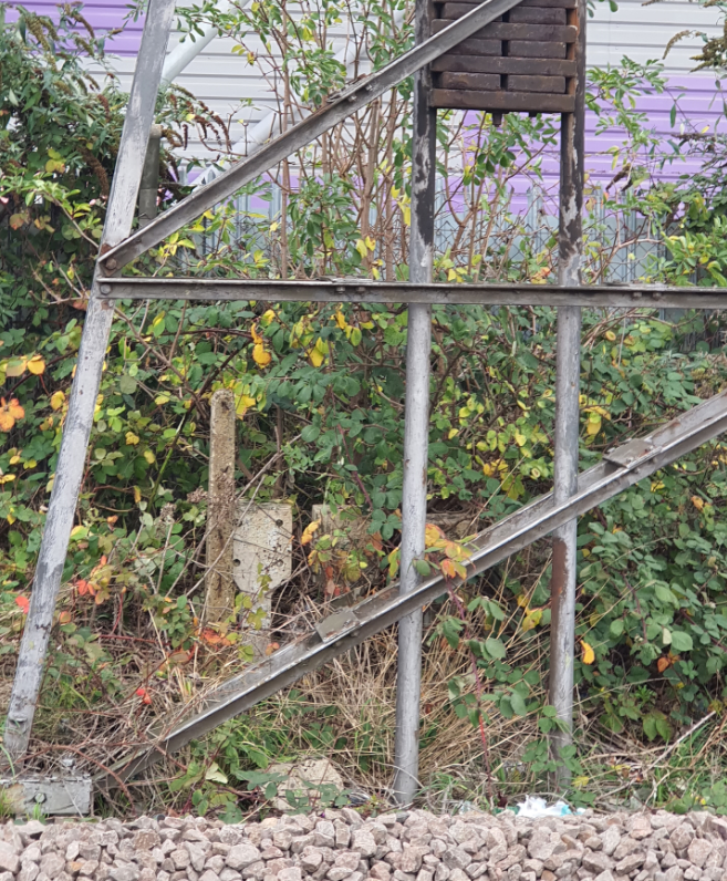 Why is renewal difficult? Ground is poor, existing structures on gravity pads – taking up space. Also a lot of gas pipes around the structure. They are even wrapped around the gravity foundation. (4/9).