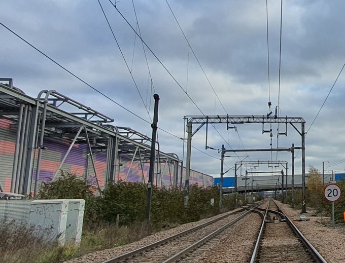 Here is the beauty – it is poor, but the structure is oversized. Look at the structure behind. Once this held wires for the cross-over, but has been moved. So now it is lightly loaded for it’s size. (8/9).