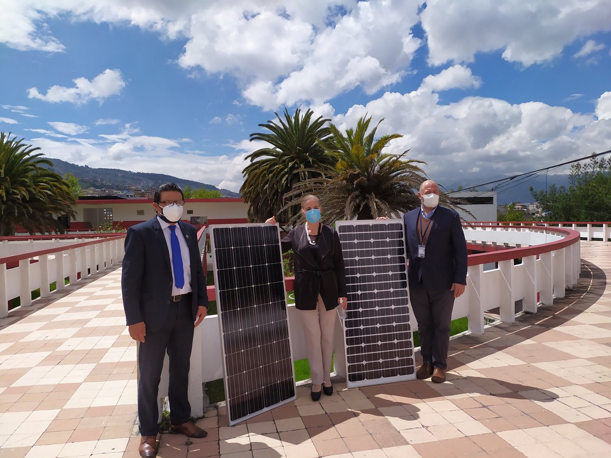 CharijNelson's tweet photo. #EnergiaLimpia | El ministerio de Educación ( a través de la Subsecretaría) y la empresa eléctrica Quito firmaron un acuerdo de cooperación para proveer energía limpia a 15 planteles educativos. En la unidad educativa Juan Pío Montúfar ya se instalaron 12 paneles solares. https://t.co/zP93VUBB8M