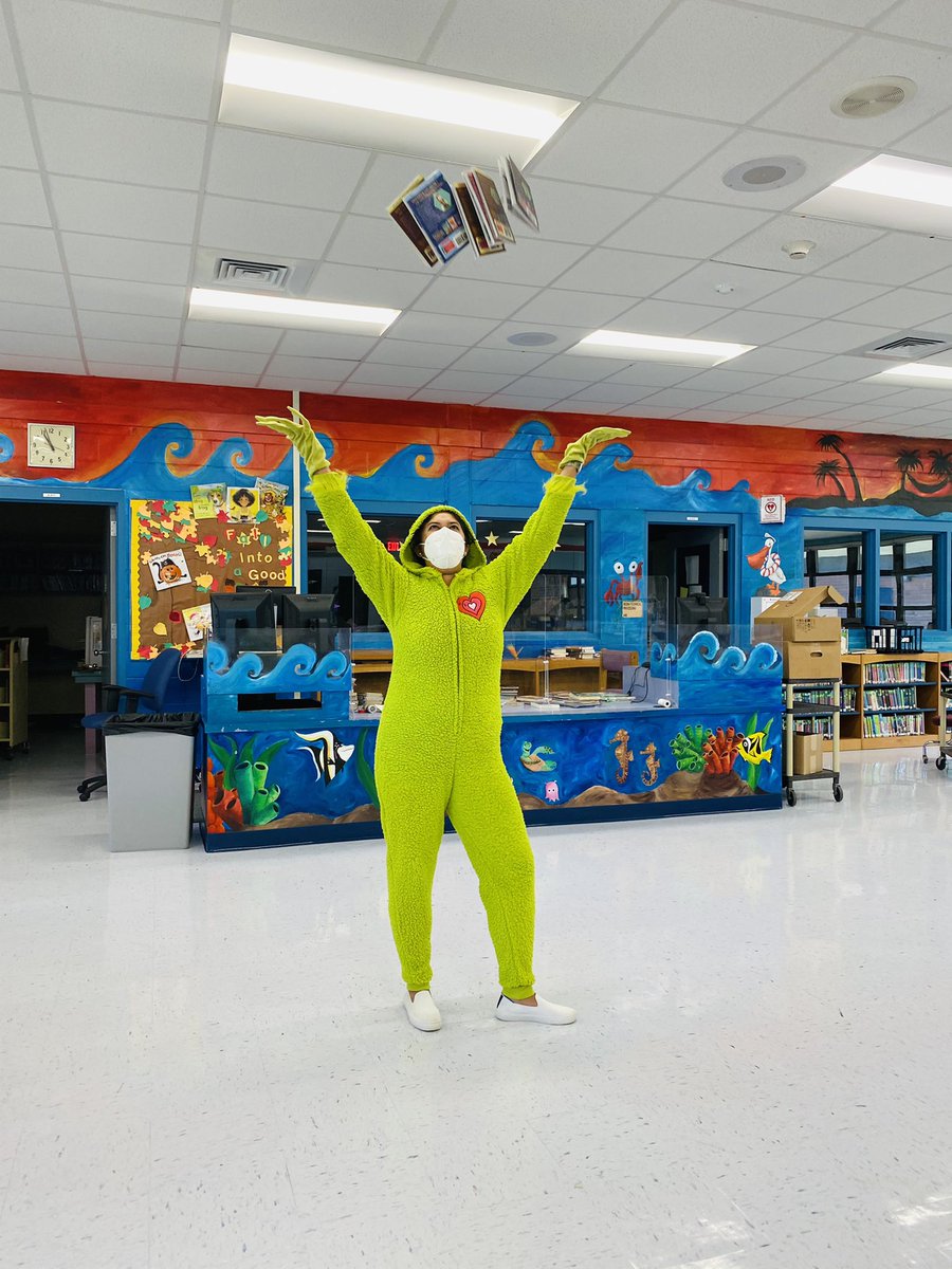 STEMediaStories's tweet photo. Caught the grinch terrorizing @LGESElem ! 🤣🤔 https://t.co/mJpTQpaRy0