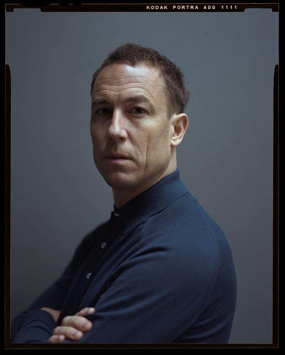 Bringing his inimitable presence and quiet intensity to proceedings, actor Tobias Menzies models a selection of seasonal staples for us, including our cotton Games Chinos, and waxed linen D-43 jacket. #drakes
ow.ly/rdYL50CPsEU