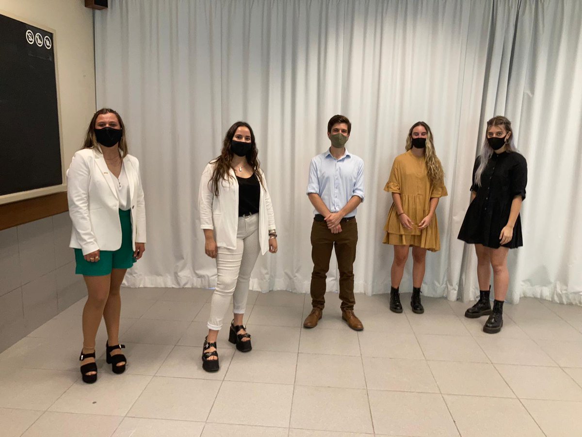 ComunicacionUM's tweet photo. @ValeChou17 @SilvinaPiaggio Tras una gran defensa, tenemos nuevas comunicadoras en la UM. ¡Felicitaciones a las licenciadas @ValeChou17, @SilvinaPiaggio, Lucía Fraga y a las (casi) lic. Julieta Broglia por el tremendo trabajo! https://t.co/bOk0Ax86oQ