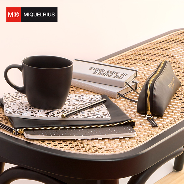 Déjate llevar por la tendencia  black &amp; white y dale un nuevo look a tu escritorio😍. #cuadernos📒, #boligrafos📝, #estuches👝... todos los accesorios que puedas soñar, en una única colección. Ya en tu papelería favorita!