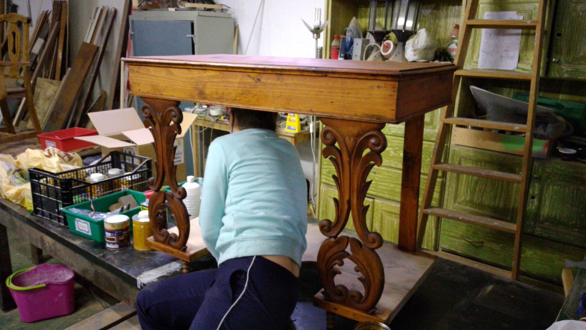 NazaretArrecife's tweet photo. #workshops2020 #Restaura2 #DoitYourself Decapar pinturas, tratar la madera, tapizar, encolar... Detrás de cada mueble se esconde una historia, un relato de vida. https://t.co/8Kf7s2Degw
