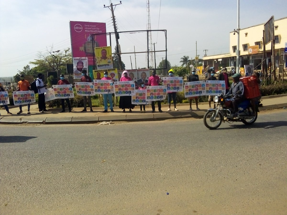 FrancisMaberi's tweet photo. #SDGsFlashMobUg  in #MbaleCity  Our Msg was-  4now and 4ever, what counts is 2remain focused &amp; committed 2ending Extreme poverty, Climate Action  fighting Inequalities everywhere 4a better Earth, &amp; Life. #SDGsFlashMob @UNinUganda @RMalango2015 @UNFPAUganda @sdgs_ug  @OPMUganda https://t.co/CJkTjNdN0C