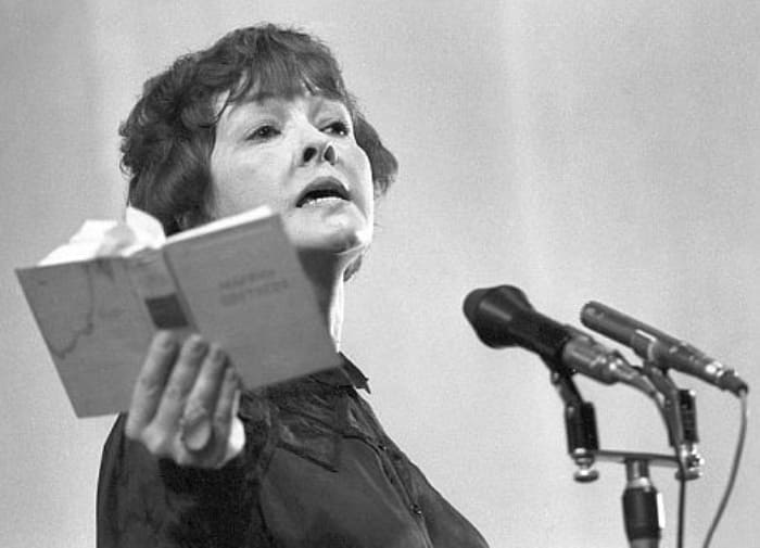 «Лишь истина окажется права, в сердцах людей взойдет ее свеченье, и обретут воскресшие слова поступков драгоценное значенье». Б.Ахмадулина.