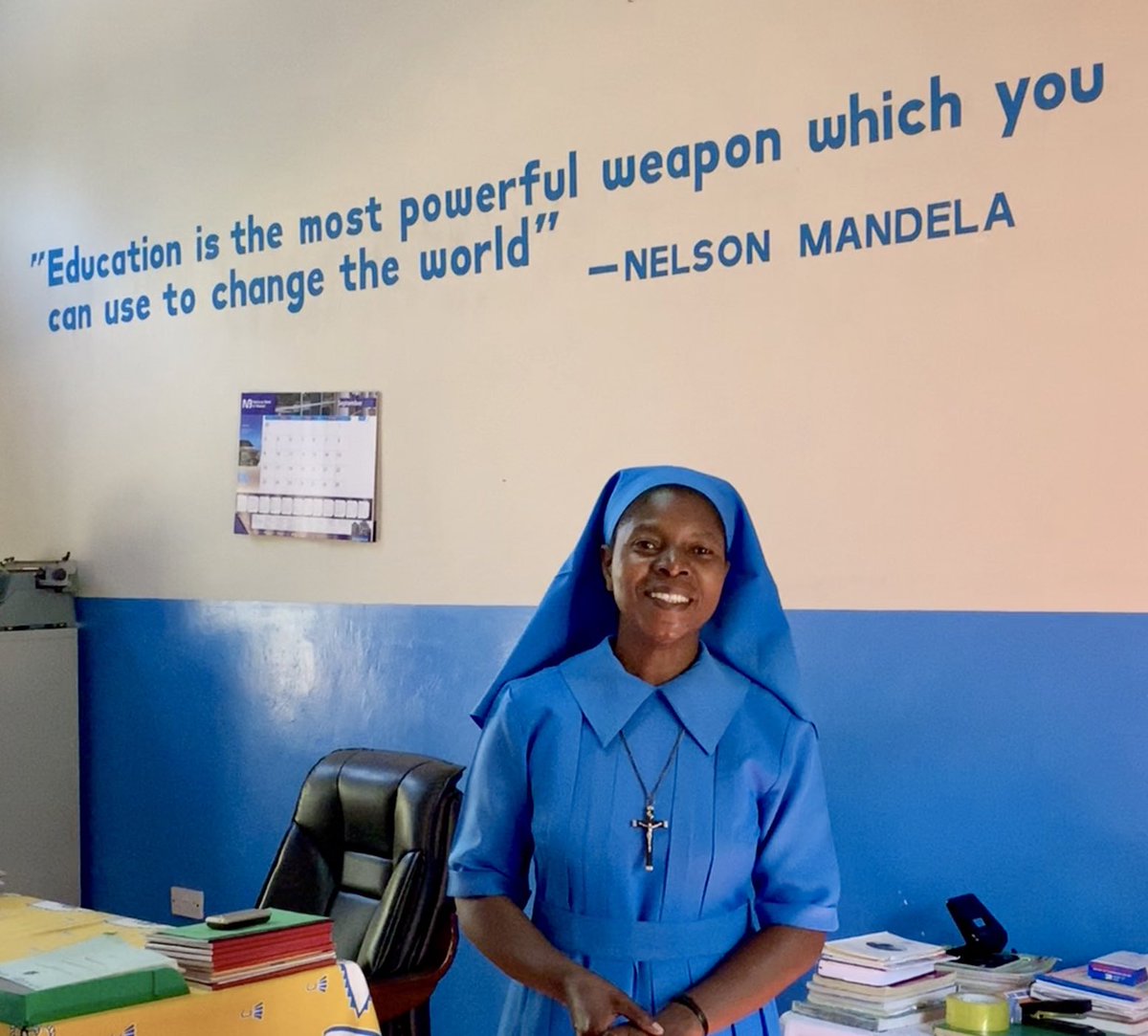 NGA_eV's tweet photo. Clementina Phiri, Schulleiterin der Kaseye Girls School, hat ein klares Motto!⁣ 

In Kaseye, wo Internetzugang sowie Bücher &amp; andere Materialien fehlen, stellt unsere #DigitalLibrary Bildungsinhalte offline bereit. Für viele junge Leute gelingt so der Weg zu einer guten Bildung. https://t.co/gtHy0cHJ6P
