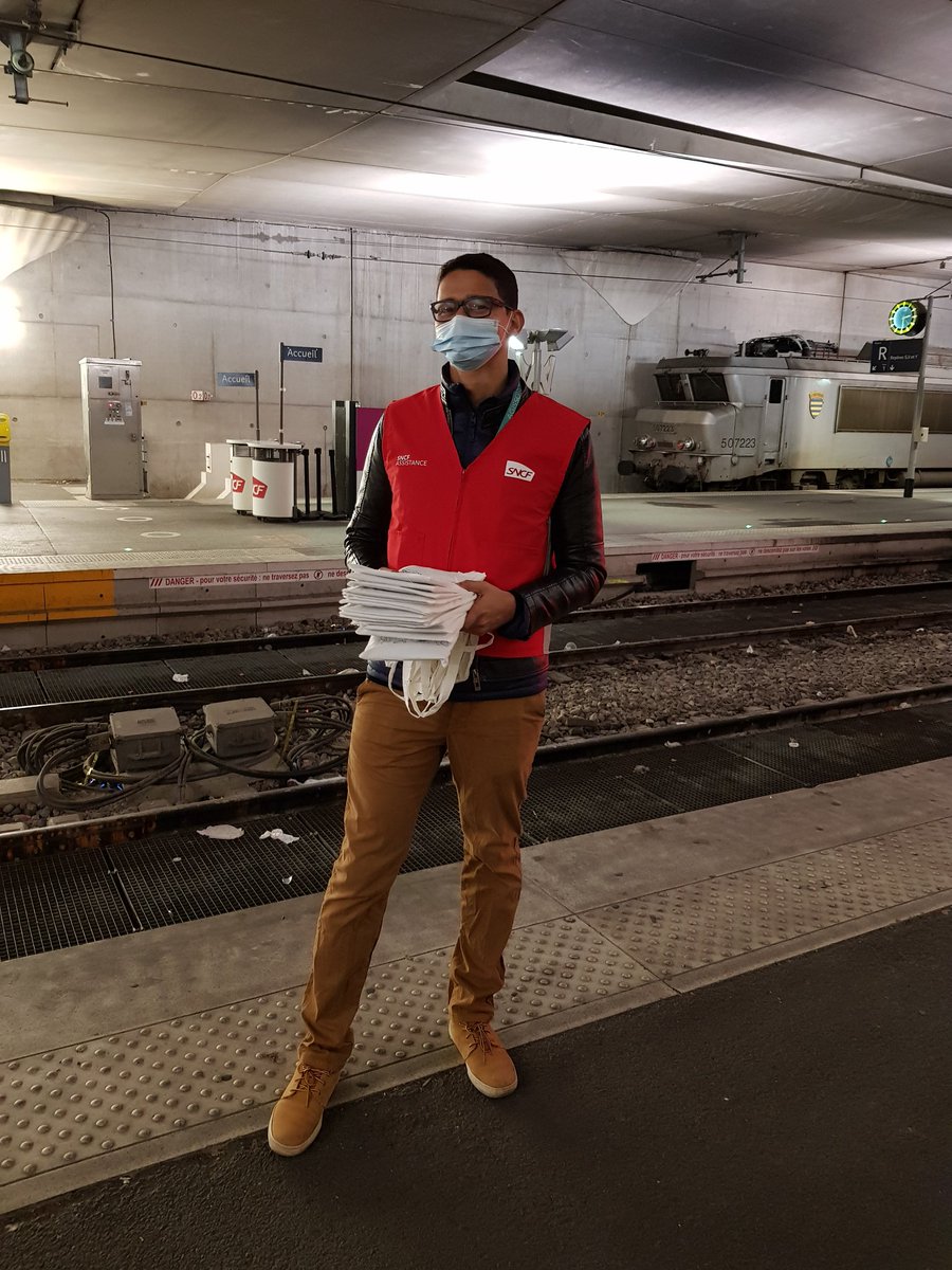 De retour sur le terrain auprès des #VI et des équipes en gare d'Austerlitz à l'occasion des grands départs. Au programme : distribution des packs Disney et orientation des clients bien-sûr ! Merci les #VI 🙏 <a href="/celinegodinsnc1/">celine.godin@sncf.fr</a> <a href="/BonnetXavier/">Xavier Bonnet</a>