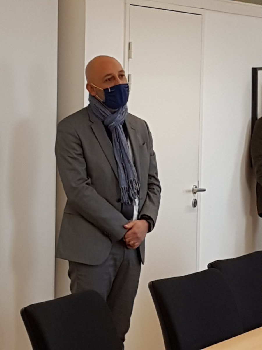 Prefet84's tweet photo. Départ du stagiaire @ENA_fr  de la préfecture de Vaucluse Sébastien MAGGI venu épauler l'équipe du cabinet du @Prefet84  durant 7 mois, dans une période très particulière, à l'image de ses adieux en mode respect des gestes barrières #COVID19. https://t.co/60kbjCXIy7