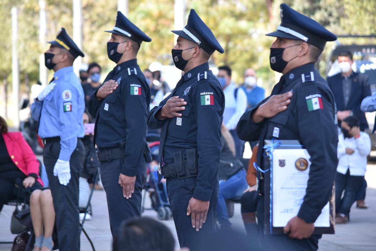 christiancruzmx's tweet photo. En #León se forman policías con valor, coraje y vocación. | Esta mañana  egresaron las generaciones XXXVIII, XXXIX y XL de la Academia Metropolitana de Seguridad Pública de León, 112 nuevos elementos que se suman a las actividades de prevención y fortalecimiento de  la seguridad. https://t.co/ZrHEv6dvpo