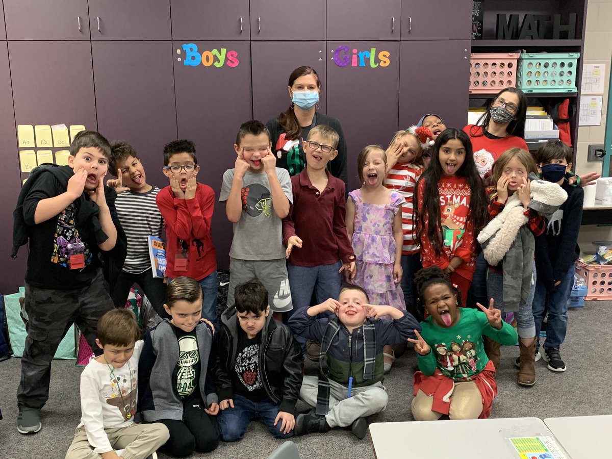 Winter Party fun! 🎄⭐️🎄@MrsGiffordMBE <a href="/HumbleISD_MBE/">Maplebrook Elem</a> #mbeisfamily #mbebears2020 #LightTheWay