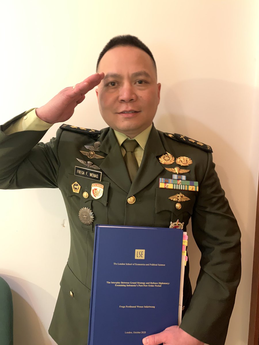 frega_wenas's tweet photo. Puji Tuhan, bertepatan Hari Juang Kartika tgl 15 Des 2020 lalu, saya dinyatakan lulus dlm sidang akhir di @LSEIRDept Saya mjd perwira @Puspen_TNI @tni_ad pertama &amp; org Indonesia ke-6 yg lulus dr program S3 Hub Int di salah satu kampus terbaik dunia ini #perwiratnipertamaluluslse https://t.co/SeaCfBJwKk