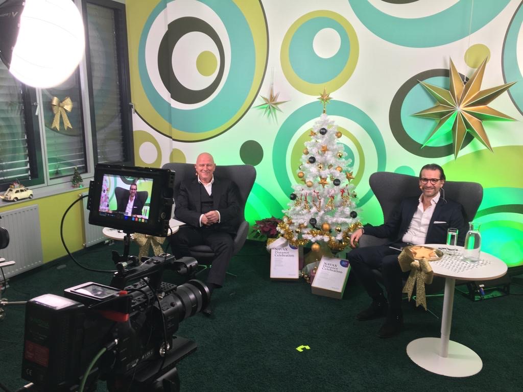 NAVAXcom's tweet photo. Weihnachtsfeier remote: ein würdiger Abschluss eines außergewöhnlichen Jahres. Gemeinsam mit Alexander Goebel haben wir das Jahr über die Bildschirme des #TeamNAVAX mit der "NAVAX Distance Celebration Box" ausklingen lassen und hoffen auf mehr Geselligkeit in 2021. https://t.co/VFlLUyYxwB
