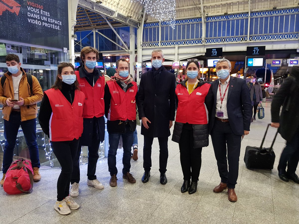 Et je suis allée aussi à la rencontre des #VI à PGL à l'occasion des grands départs et j'ai plaisir à constater de nouveau l'implication de tous les acteurs au bénéfice de nos clients. Bravo et merci à tous ! <a href="/alainkrakovitch/">Alain Krakovitch</a> <a href="/celinegodinsnc1/">celine.godin@sncf.fr</a> <a href="/BonnetXavier/">Xavier Bonnet</a>