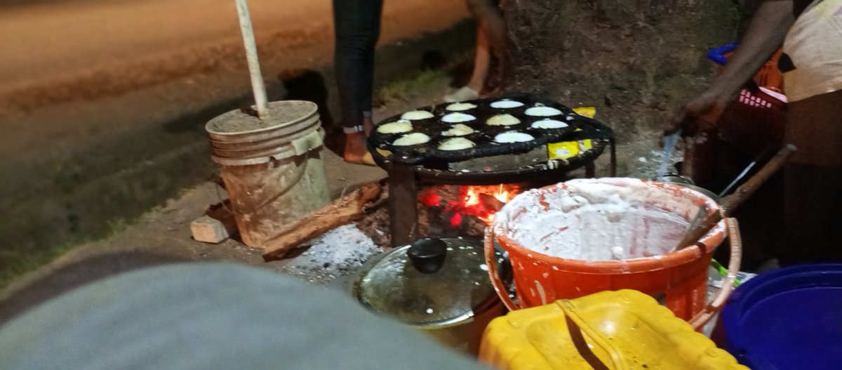 It was a 1.5L bottle of groundnut oil. It's the cheer with which she serves, it's how we always need someone to translate our order to Hausa, and the extra massa she always gives us.So when she smiled and said "Nagode" through her aging teeth, I wanted to do that for everyone.