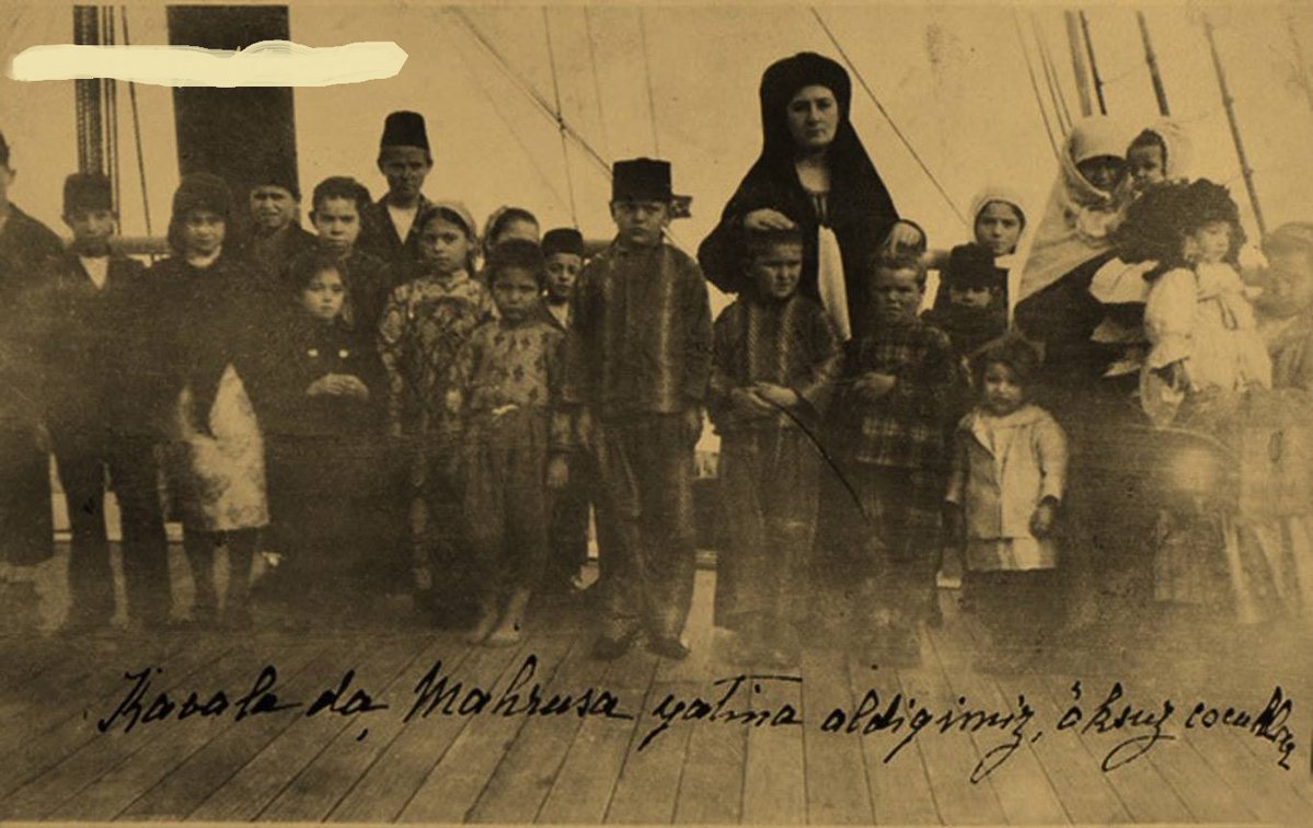 Kavalalı sülalesinden Prenses İffet Hasan, Mahrusa yatında öksüz Türk çocuklarıyla. (Kavala, 1912)