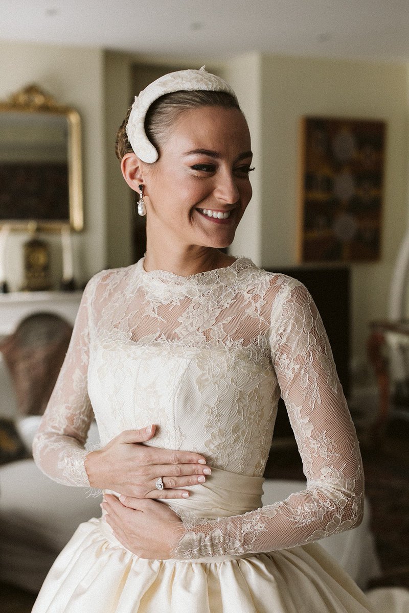 Vogue España on Twitter: "Una boda en el Hotel Palace: la novia que se convirtió en Grace por un día, con un vestido Lorenzo Caprile. https://t.co/Wnu8AnHbvD https://t.co/HM6GWys6IV" / Twitter