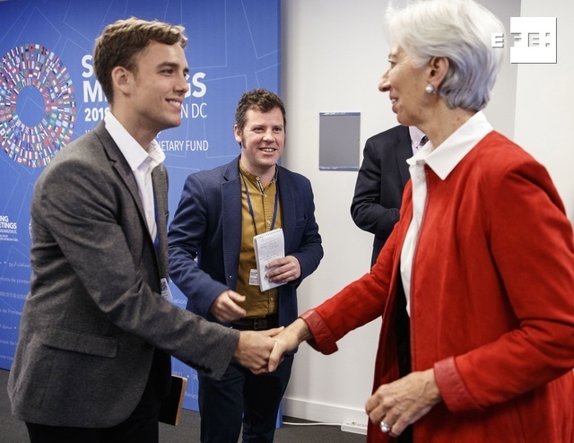 El periodista Álex Segura, actualmente corresponsal de la Agencia EFE en Los Ángeles (EE.UU.), ha sido reconocido por el Fondo Monetario Internacional como uno de los mejores jóvenes comunicadores económicos del mundo.

bit.ly/3p4QxHx