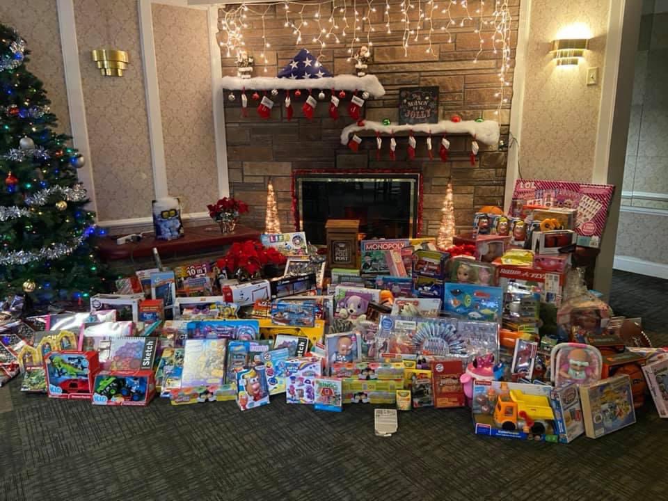 Guilly47's tweet photo. American Legion Post #18 is doing a toy drive,with all donations going to Dedham residentsWith so many impacted Covid-19we hope for Donations beginning on 12/13through 12/20from 12-8pm.Please drop off your unwrapped toys in the bins on the
Cash donations and gift cards are also https://t.co/dDDQbyniBr