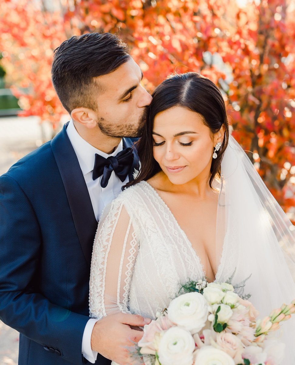 This is what wedding day magic looks like😍
Our #RealBride looked effortlessly elegant in this lace, long sleeve wedding gown, perfect for her Fall wedding🍂
_______
📸 @purpletreephotography 
#KleinfeldCanada