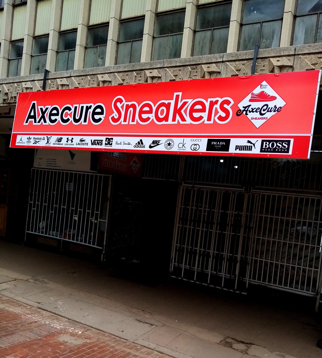 Axecure_sneaker's tweet photo. Please 🙏 let mi hamurasike ku Shop amana 😇🙌 Drop an emoji if you are a sneaker fan 😄
👇#NewBranch 🏪#FirstBranch https://t.co/4sKd0N53oz