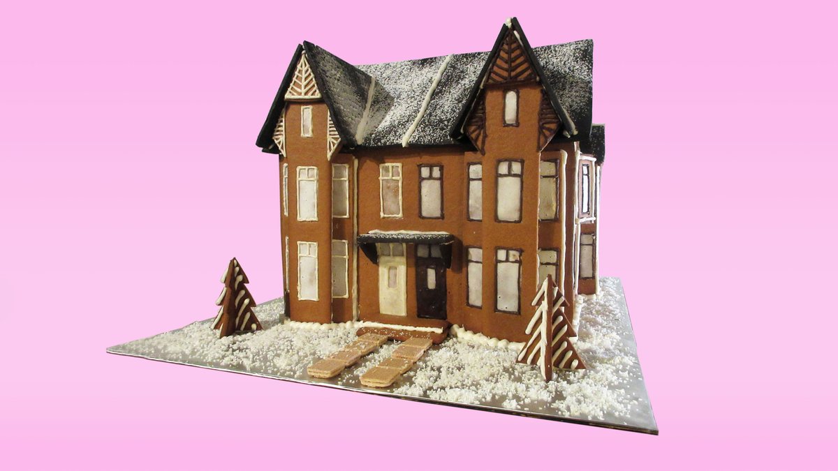 What can you expect when sightseeing in  #TSAGingerbreadCity? Well there are a lot of great housing options, including some Uno Prii inspired modernist towers and some edible Toronto bay-and gables, not to mention some midcentury modern gems and modern infills! (1/7)