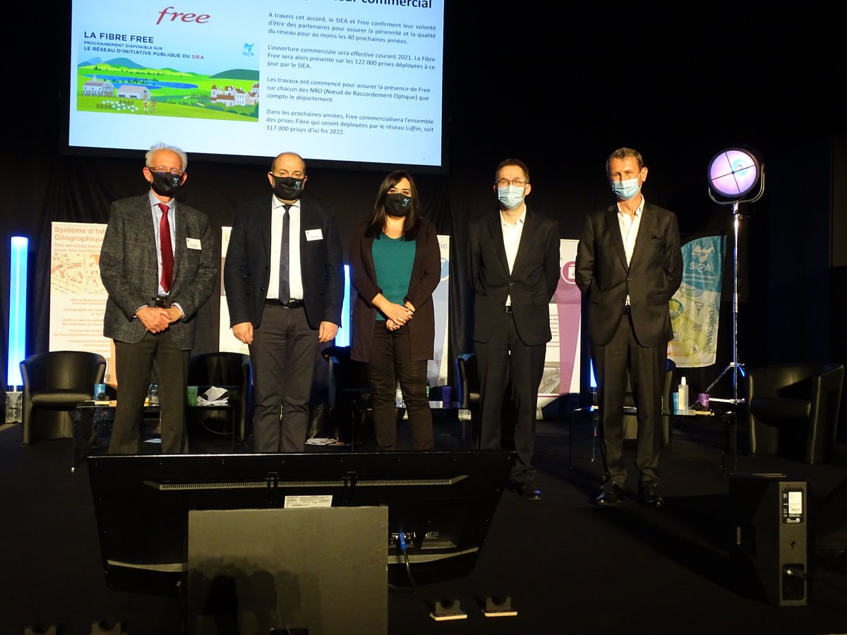 SIEA_01's tweet image. Nous remercions Mr Lombardini, vice-président @GroupeIliad, pour sa présence marquant la signature d'un protocole d'accord permettant à Free de proposer ses offres #Fibre en tant qu'opérateur commercial au sein du réseau @Liain01, et Mr RAUGEL, président d'IFT, aussi à nos côtés.