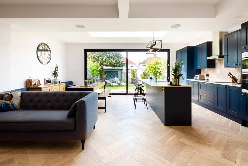 Breakfast bar for your open-plan new #kitchendesign with bold colours and warm complementary tones? ✨
⁠
A stunning kitchen extension like this one🤩, means you can finally have that breakfast bar you’ve been craving for.⁠
⁠
#londonarchitects #interior #extension #builder