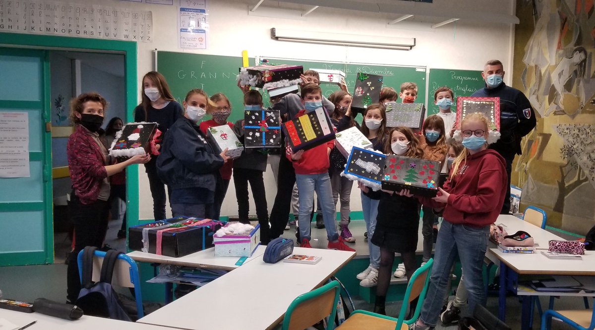 🧡Bel élan de solidarité de la Police municipale de <a href="/VilleSaintMalo/">Ville de Saint-Malo</a> et de son élue Florence Abadie qui ont collecté de nombreux dons de vêtements, friandises, produits d'hygiène qui seront remis aux sans-abris dans de belles boites décorées par les enfants des écoles malouines🎁