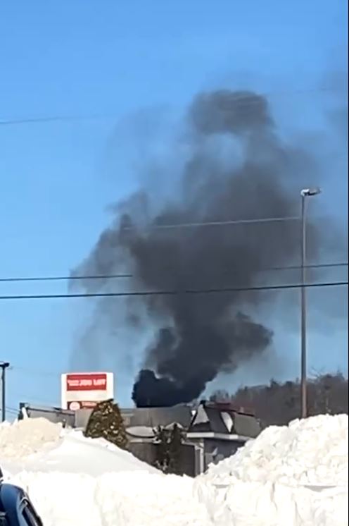 dsakowich_WMUR's tweet image. Firefighters from Stratham and several nearby towns are on the scene of this fire at Burger King on Portsmouth Avenue. #wmur