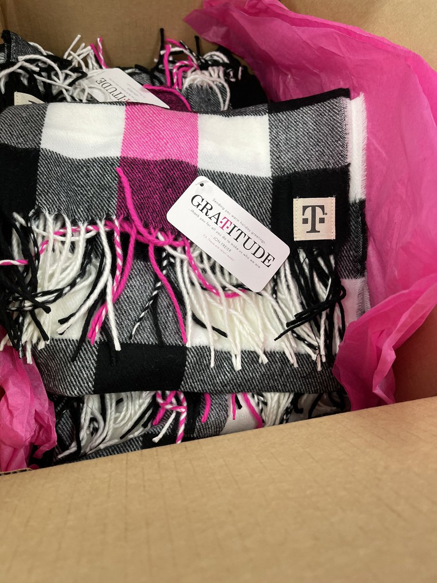AlegnaPals's tweet photo. OMG!! These are so pretty! Thank you so much ! I’m so happy to work with this amazing company #magentafamily #TMobile #TMobileAllTheWay https://t.co/UamY4R4qBX