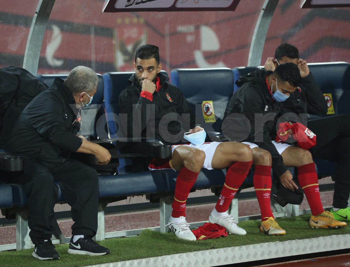 عمرو السولية يتواجد على مقاعد البدلاء بعد تعرضه لإصابة أثناء الإحماء قبل بداية المباراة ️