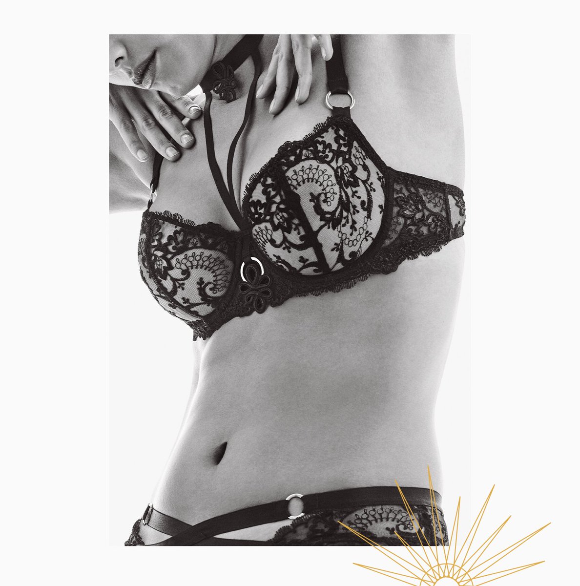 La broderie ornementale est mise en valeur par un subtil jeu d’anneaux dorés et de bandes graphiques

A découvrir : fcld.ly/crg0clm

#AubadeParis
#ReinedeLaNuit
#FallWinter2020