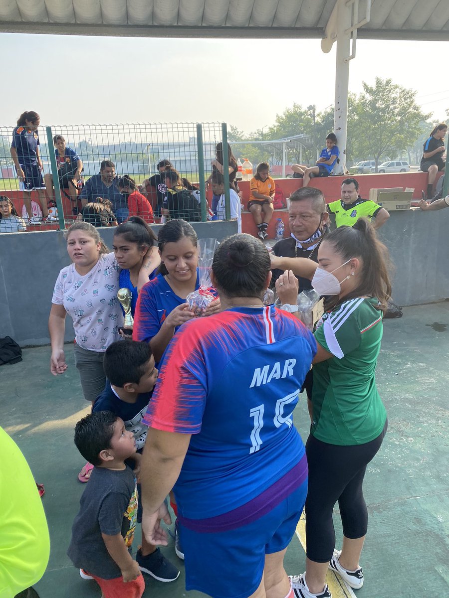 SocCivil_PRITab's tweet photo. #NavidadConCausa Apoyamos al torneo de fútbol femenil de la liga Reyes, quien impulsa el deporte en mujeres jóvenes, 10 equipos participaron e hicimos una felicidad navidad para todas ellas ❤️ https://t.co/b9AAzHv7S7