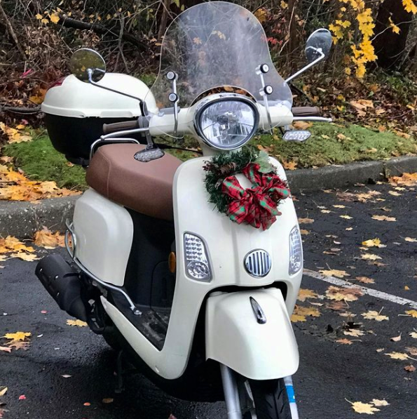 genuinescootco's tweet photo. Has your scooter gotten into the holiday spirit?
.
.
.
.
.
๐ท @philbfive
#buddykick #genuinebuddykick #genuinekick #holidays #christmas #winter #holidayspiri #genuinescooter #genuinescooters #scooter #scooters #scootscoot #scootlife #scooterlife #twowheels #fun #adventure https://t.co/G0XIOuk8Od