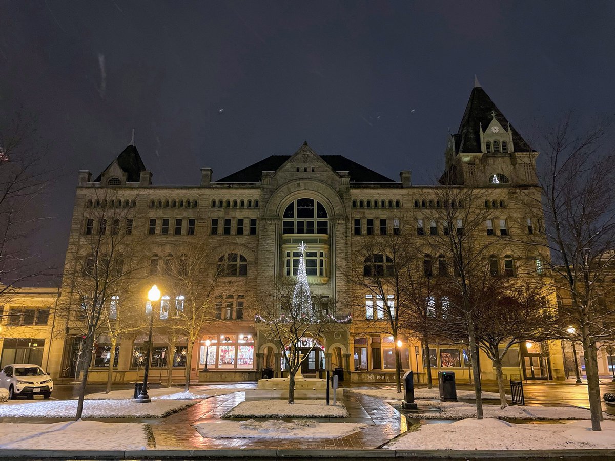 PiquaLibrary's tweet photo. The #FortPiquaPlaza is sparkling with fresh snow and holiday lights! Our Information + Reference staff member, Yuri, captured this awesome shot! #PiquaLibrary  #PPLChristmas #PPLHolidays #ThisisPiqua #PiquaOhio #LovePiqua #Christmas #OurCommunity #Snow https://t.co/Rv8llWJ49D