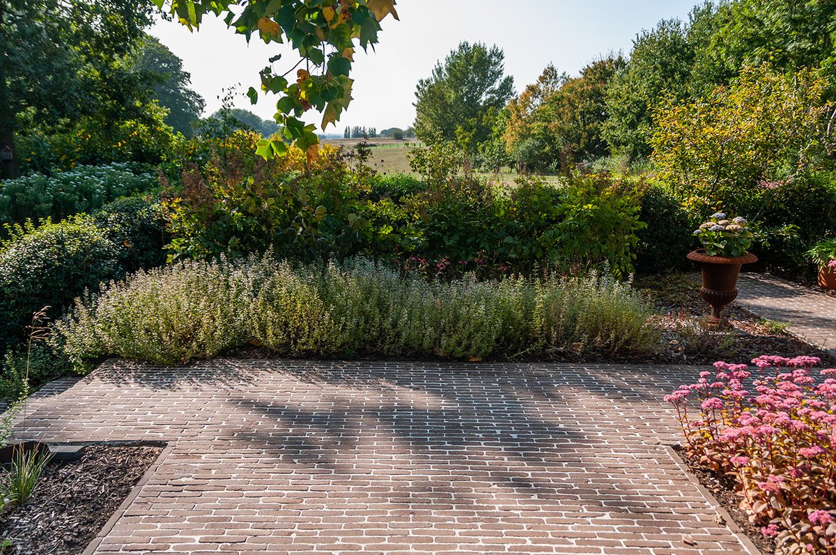 Vande_Moortel's tweet photo. What a peaceful place... π
π #JurgenVandeWoestyne
π§± #AncienneBelgiquePaver Camel
#ShapingPlaces #ShapingGardens #ShapingCoziness #ClayPavers #Gardening #GardenPath #SummerVibes #OutdoorLiving #HandMade #Stairs #Pool #Whataview https://t.co/18GpmI5SLD