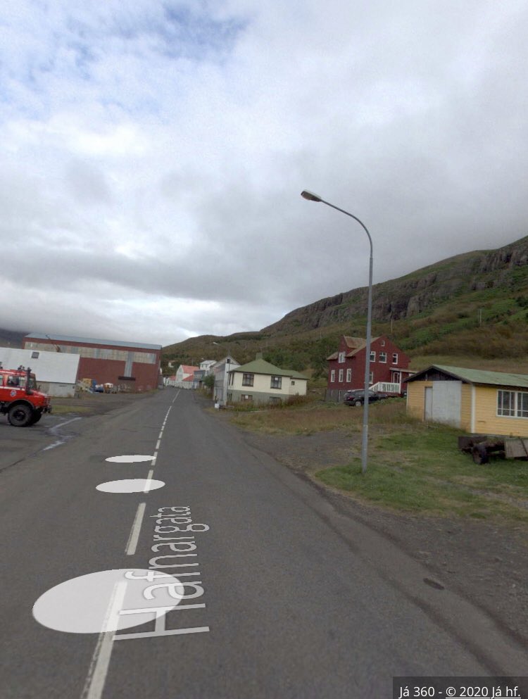 Þessar tvær myndir eru teknar frá svipuðu sjónarhorni þær lýsa eyðileggingunni og ástandinu mjög vel